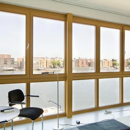 Amazing Stylish Bedroom On Waterfront * أمستردام