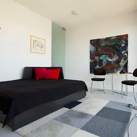 Amazing Stylish Bedroom On Waterfront شقة أمستردام